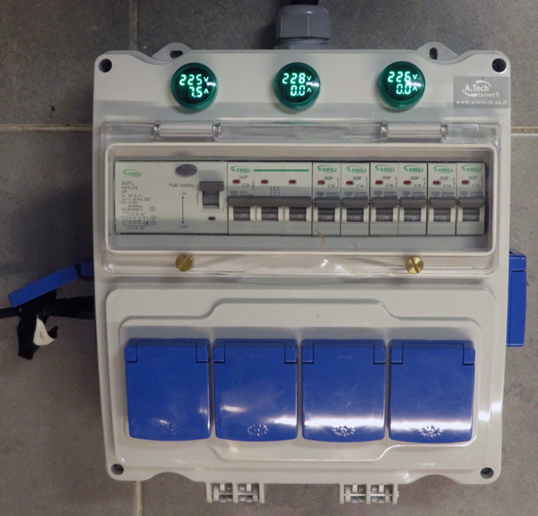 לוח חשמל נייד 32A עם כבל מאריך תלת פאזי מובנה