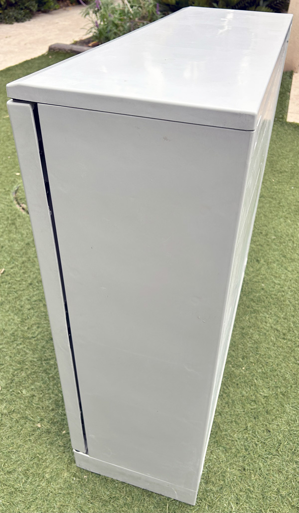 ארון חשמל עם-סוקל להתקנה רצפתית