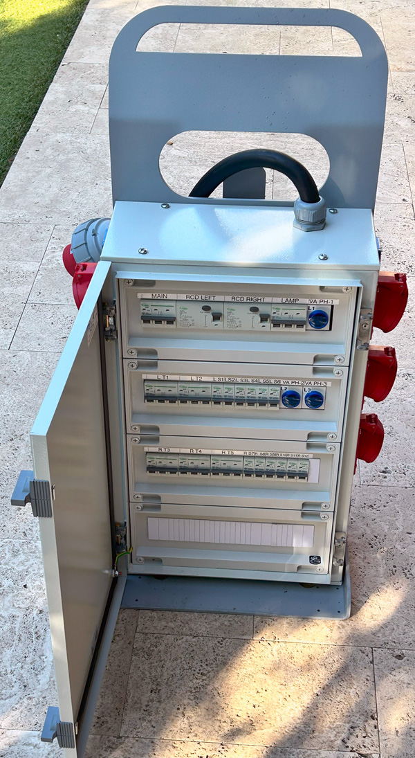 ארון חשמל תעשייתי נייד מוגן מים בתקן IP66