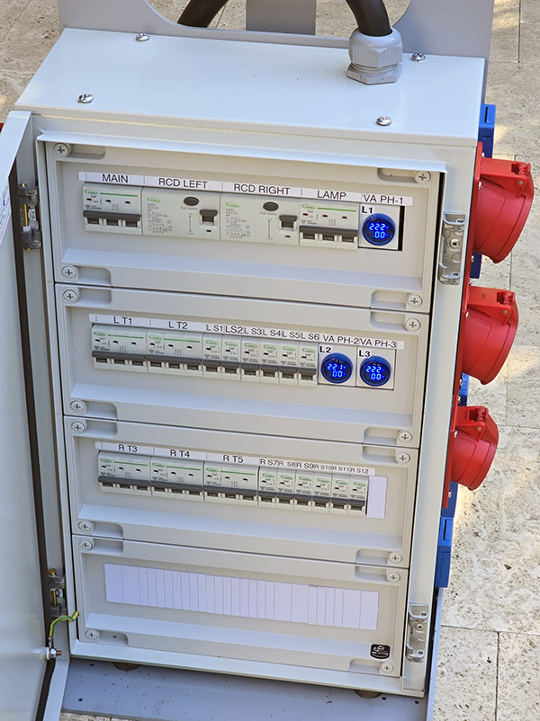 לוח חשמל תעשייתי נייד על עגלה