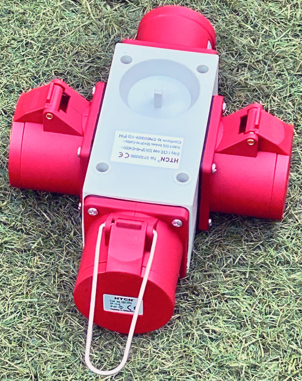 מפצל תלת פאזי יצוק 3 יציאות 32 אמפר עם מתלה